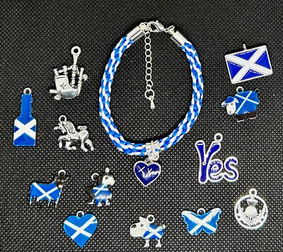 Schottland Thema Hänger Charm auf blau & weißem Kumihimo Armband. Verschiedene Größen/Charm