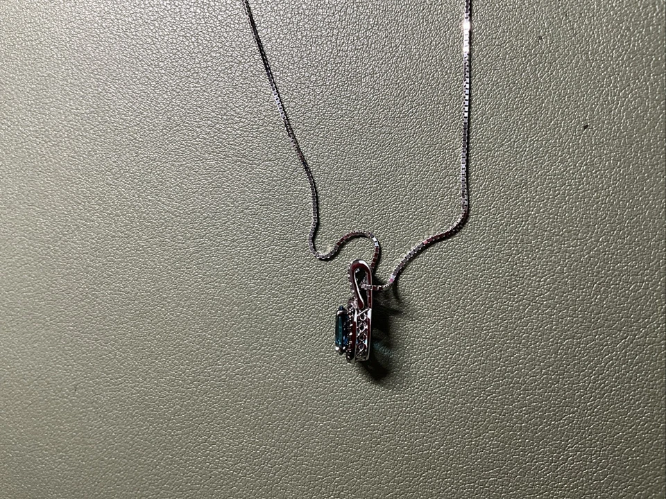 "Colgante de topacio azul de oro blanco de 14 quilates y cadena ajustable de 21"""  Foto 4 de 4