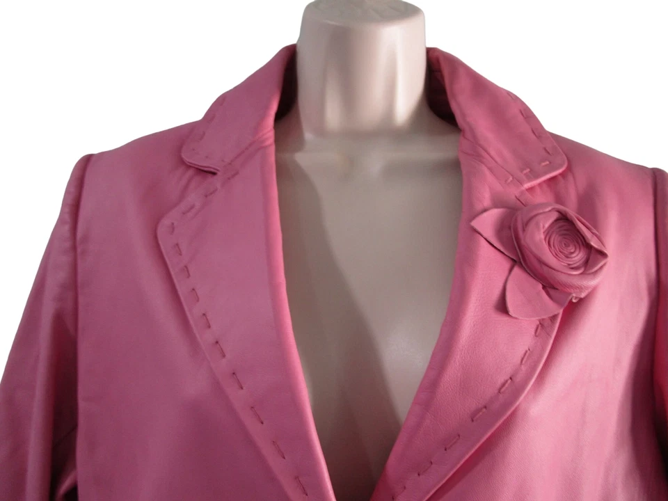 Chaqueta de cuero rosa con solapa de dos botones con acento floral Bl;azer Wilson damas grande E Foto 4 de 4