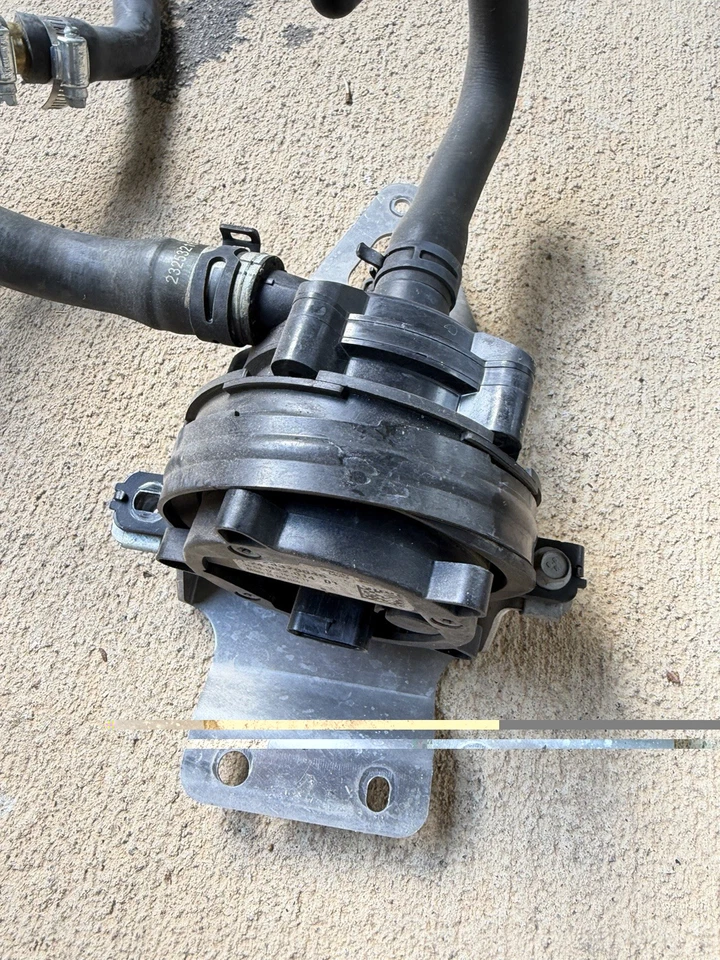 Chevy Corvette Z06 C7 2015-2019 6,2 L LT4 OEM intercooler líneas de bomba de refrigerante OEM Foto 2 de 4