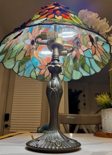 Vintage VGC Signed 20” Dale Tiffany Lamp With Layered 3D Petals