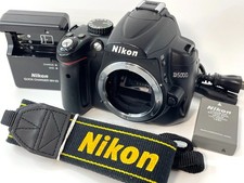 Corpo fotocamera reflex digitale Nikon D5000 con caricatore Nikon e...