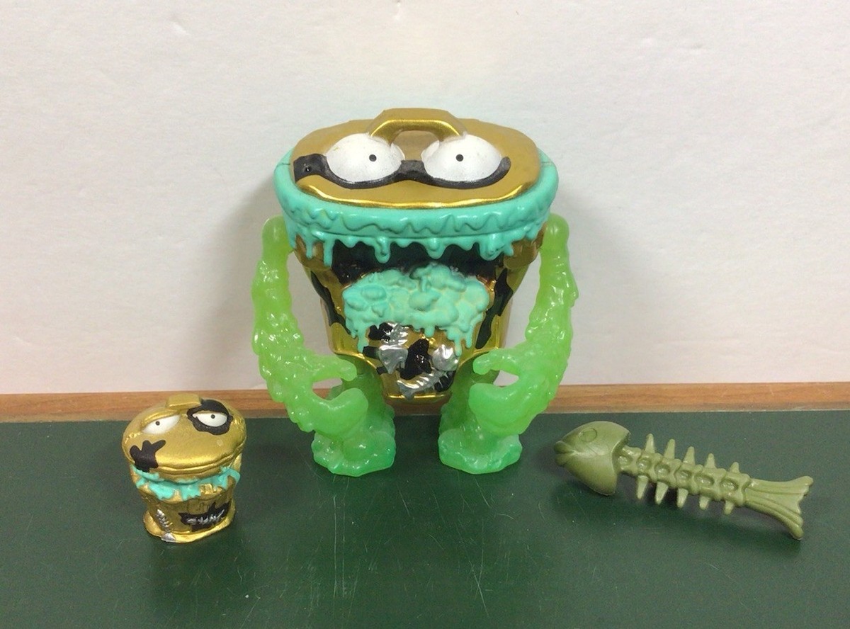 Complete Grossery Gang Bug Strike Powered Up Trash Head Toy Action