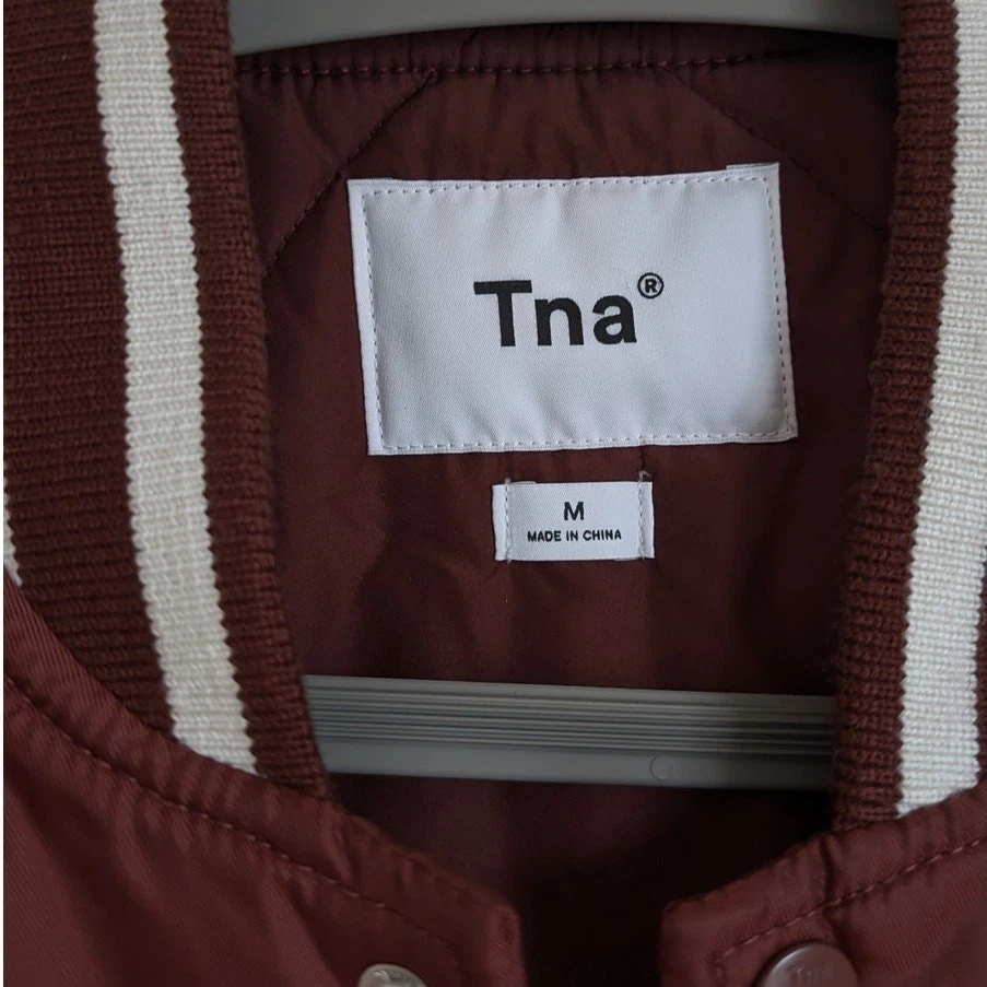 TNA Aritzia 红色体育场轰炸机宽松版型缎面夹克,尺寸 M — 第 3/4 张图片