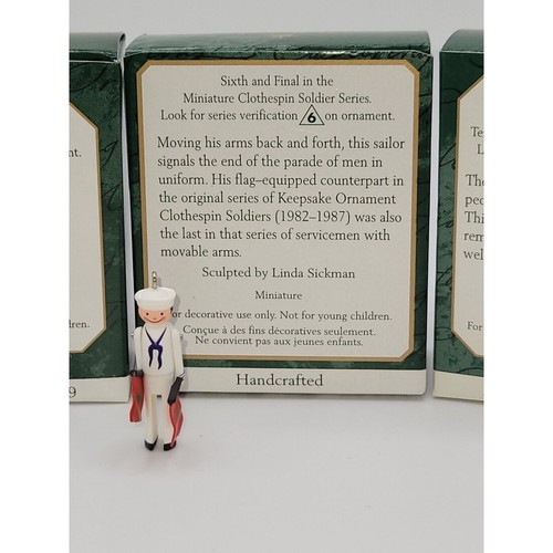 ¡3 miniaturas Hallmark! ~ 'Mouse King' ~ 'Sailor' ~ 'Village Depot' ~ Usado en excelente estado en caja - Imagen 4 de 5