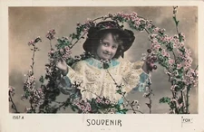 CP SOUVENIR LITTLE GIRL HAT UNDER BRANCHES FLOWERS - 41373