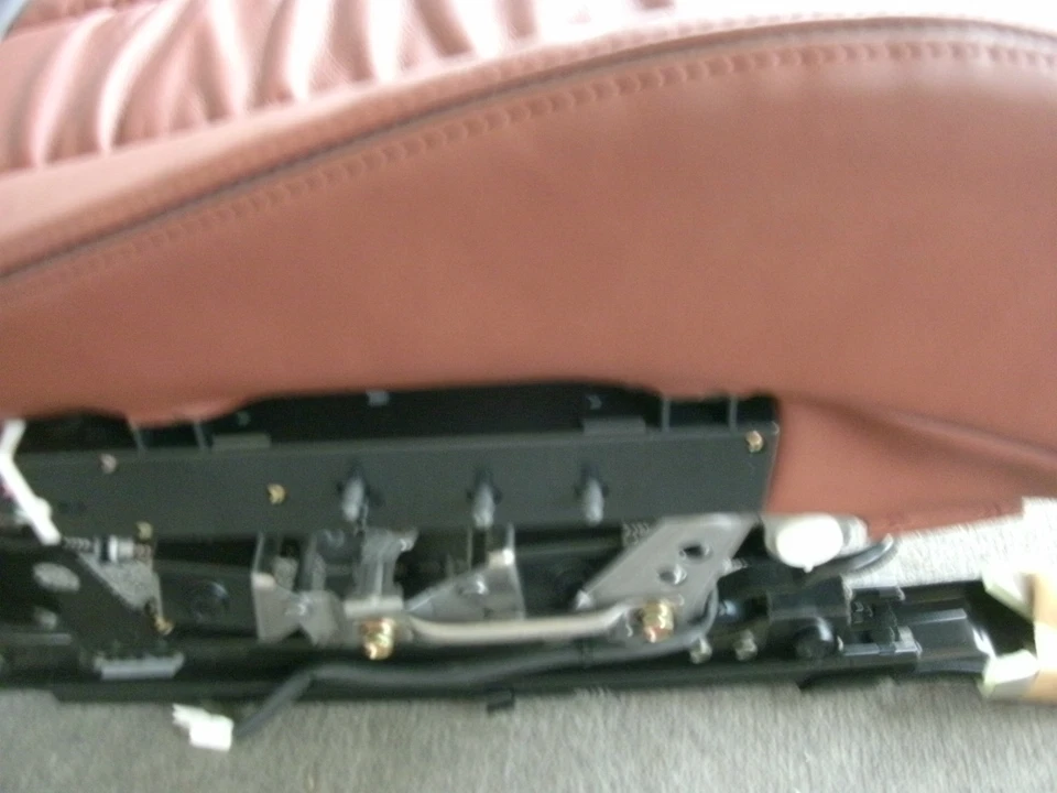 Кожаная подушка в сборе для правого переднего сиденья с подогревом 2006 Infiniti Q45 от оригинального производителя - Изображение 3 из 4