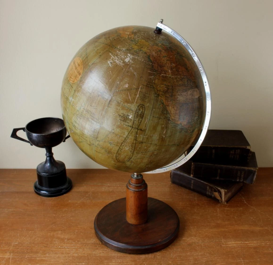 Art 2024 deco globe
