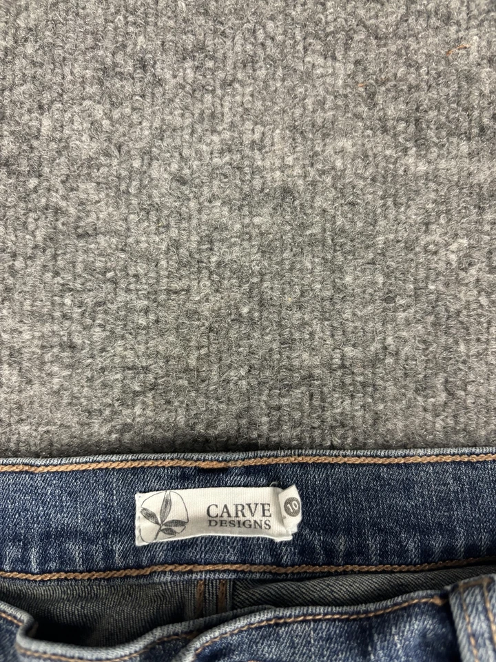 Pantalones de mezclilla elásticos orgánicos de pierna recta con botones azules Carve Designs para mujer Foto 2 de 4