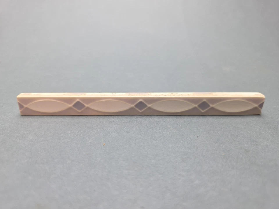 Azulejo de cerámica The Mosaic Tile Company años 20 gris sobre blanco Art Deco nuevo de stock Foto 2 de 4