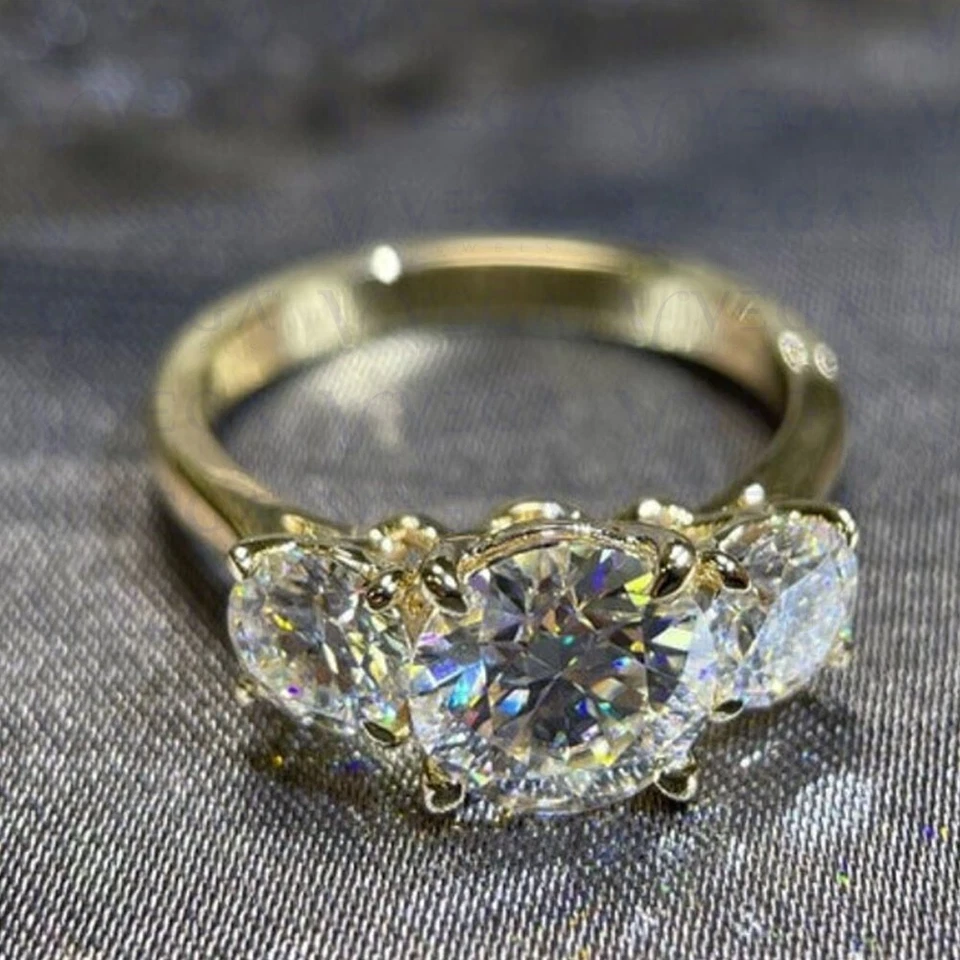 Anillo de tres piedras de diamantes HPHT creado en laboratorio de corte redondo de 5 quilates de oro amarillo sólido de 14 K Foto 2 de 4