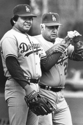 1983 FERNANDO VALENZUELA und Tommy Lasorda 4x6 Foto Los Angeles Dodgers