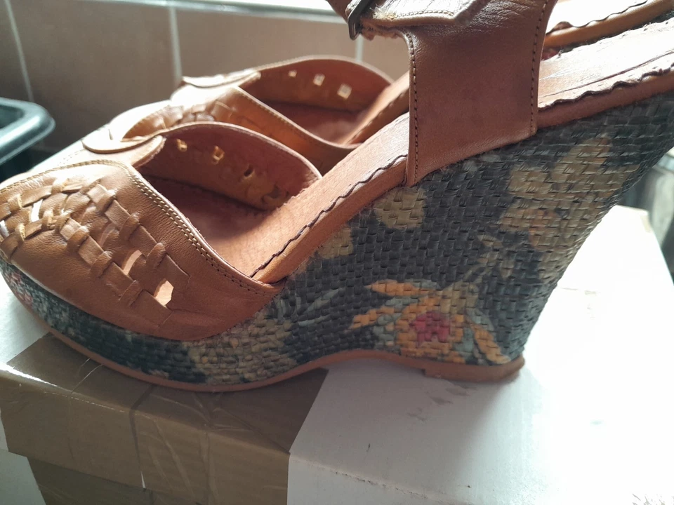 Plataformas de tapiz floral y cuero Dolcis talla 5 inusuales  Foto 3 de 4