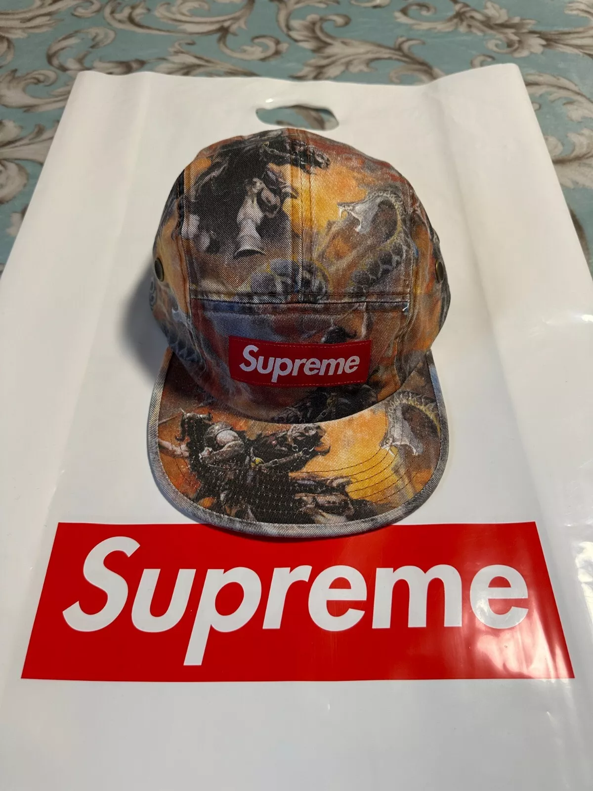CASQUETTE DE CAMP SUPRÊME FRANK FRAZETTA (ORANGE) MAILLOT DE FOOTBALL CAMIONNEUR FW24 FERMETURE ÉCLAIR COURTE