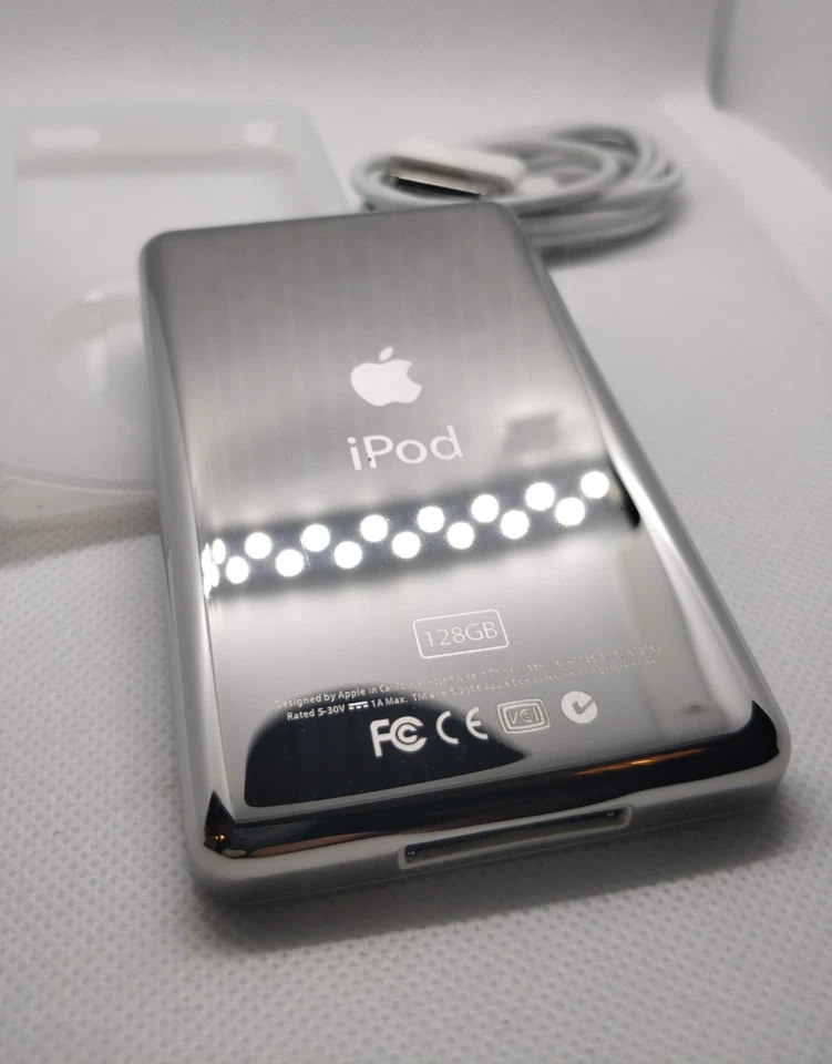 Apple iPod Classic - 7th/6th gen, silver (3000mah battery, full refurb) - Image 4 of 4