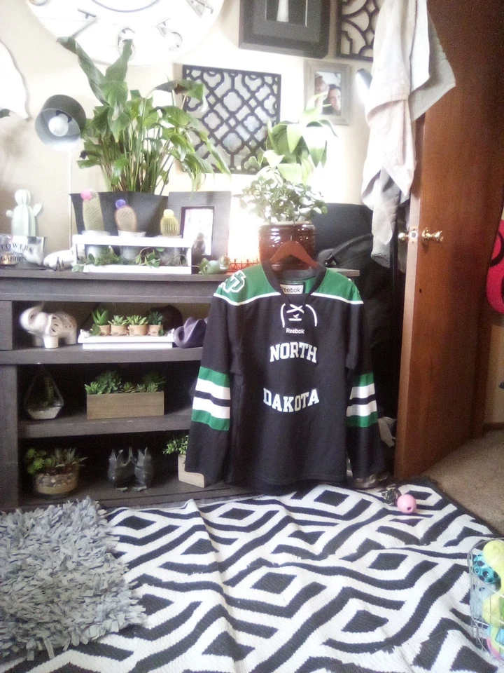 Camiseta deportiva de hockey Reebok North Dakota para hombre talla S oficial Y Hawks con cordones con cuello en V Foto 2 de 4