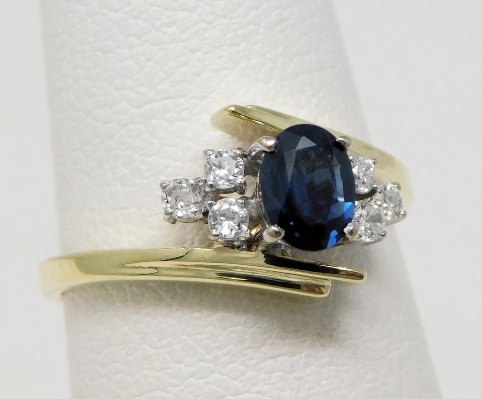 Anel de desvio oval de ouro amarelo e branco 14 quilates com detalhes em safira e diamante todos os p - Imagem 3 de 4