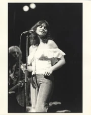 Linda Ronstadt singing in concert bare shoulders Original 8x10 Stamped Photo 