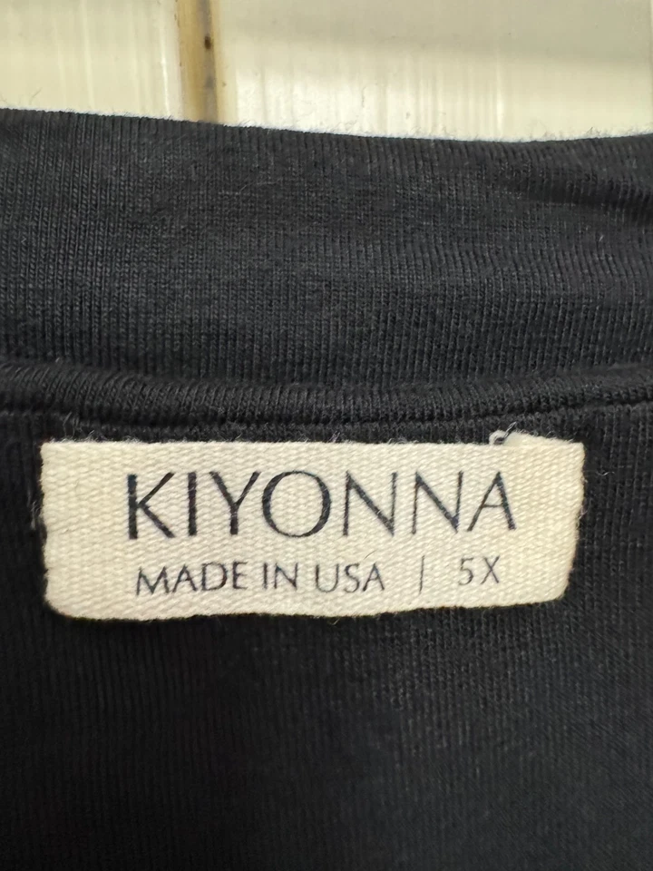 Vestido justo Kiyonna preto lateral franzido maxi jersey drapeado ombros tamanho 5X - Imagem 4 de 4