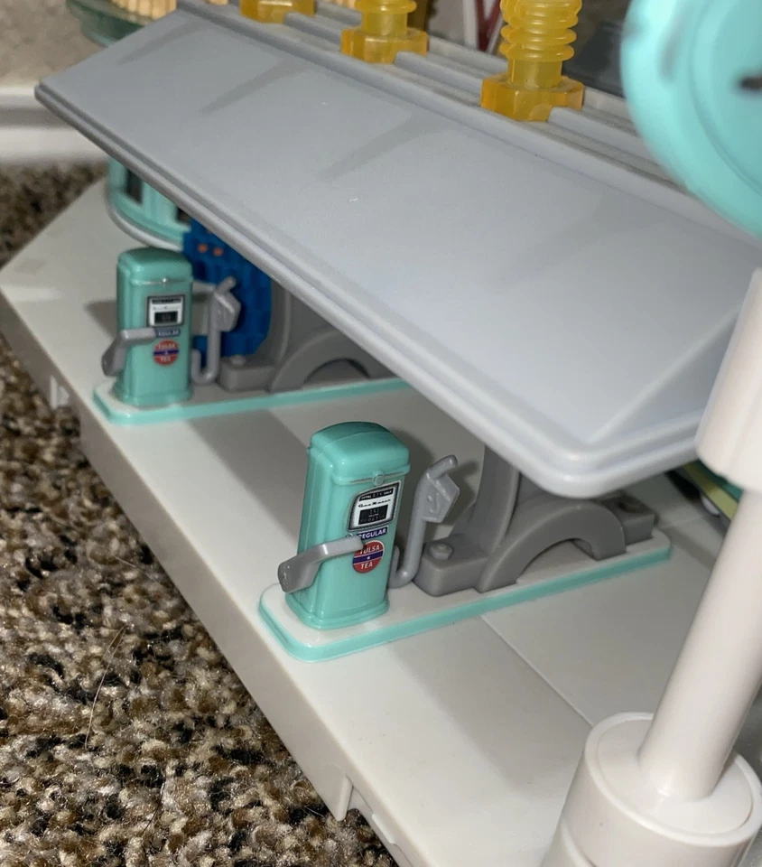 Mattel Disney Cars Precision Series Flo's V8 Cafe Playset (CMJ18) RARE⛽️💎 - Image 3 of 4