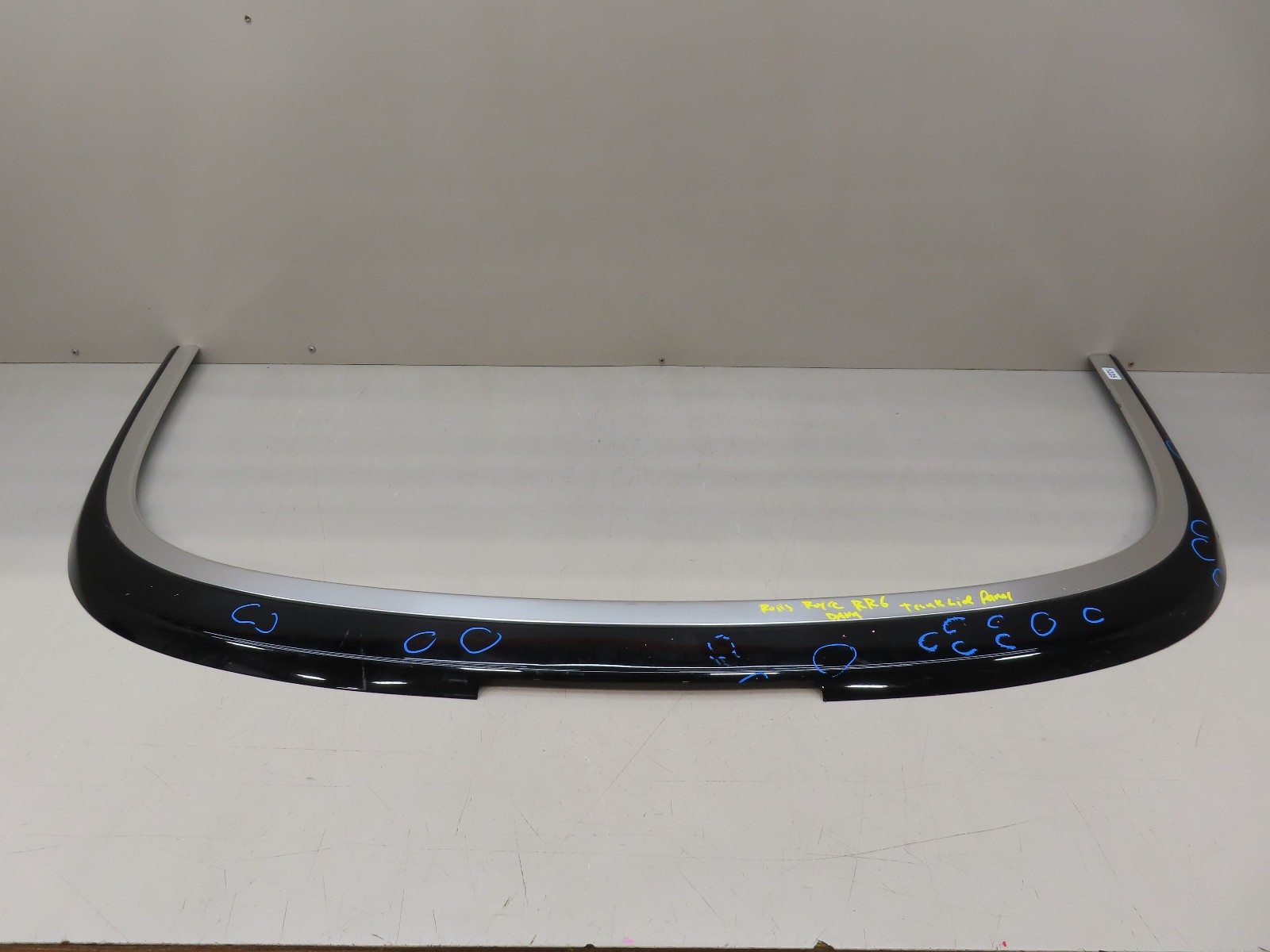 2016-2020 ROLLS ROYCE DAWN RR6 REAR TRUNK FOLDING TOP LID MOLDING OEM