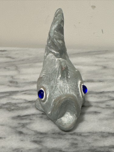 Isabel Bloom Koi Fish Sculpture Blue Glass Eyes Signed 2009 4.5” - Picture 3 of 8