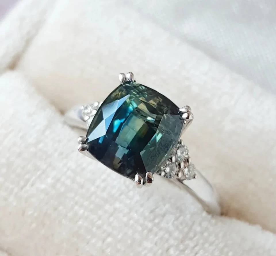 Anillo clásico de platino 950 moissanita blanca y zafiro verde azulado simulado 3,20 TCW Foto 2 de 4