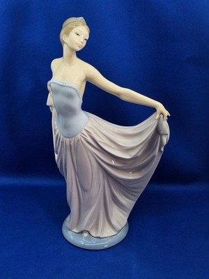 LLADRO フィギュリン スカートをたなびかせる女性 LLADRO フィギュリン スカートをたなびかせる女性 - メルカリ