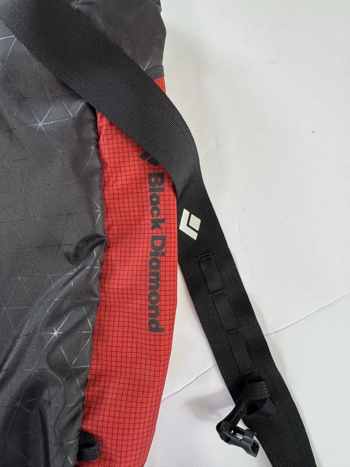 Mochila Trail Blitz Diamond Negra - Paquete de Senderismo Pequeño Ligero 12L (Rojo) Foto 4 de 4