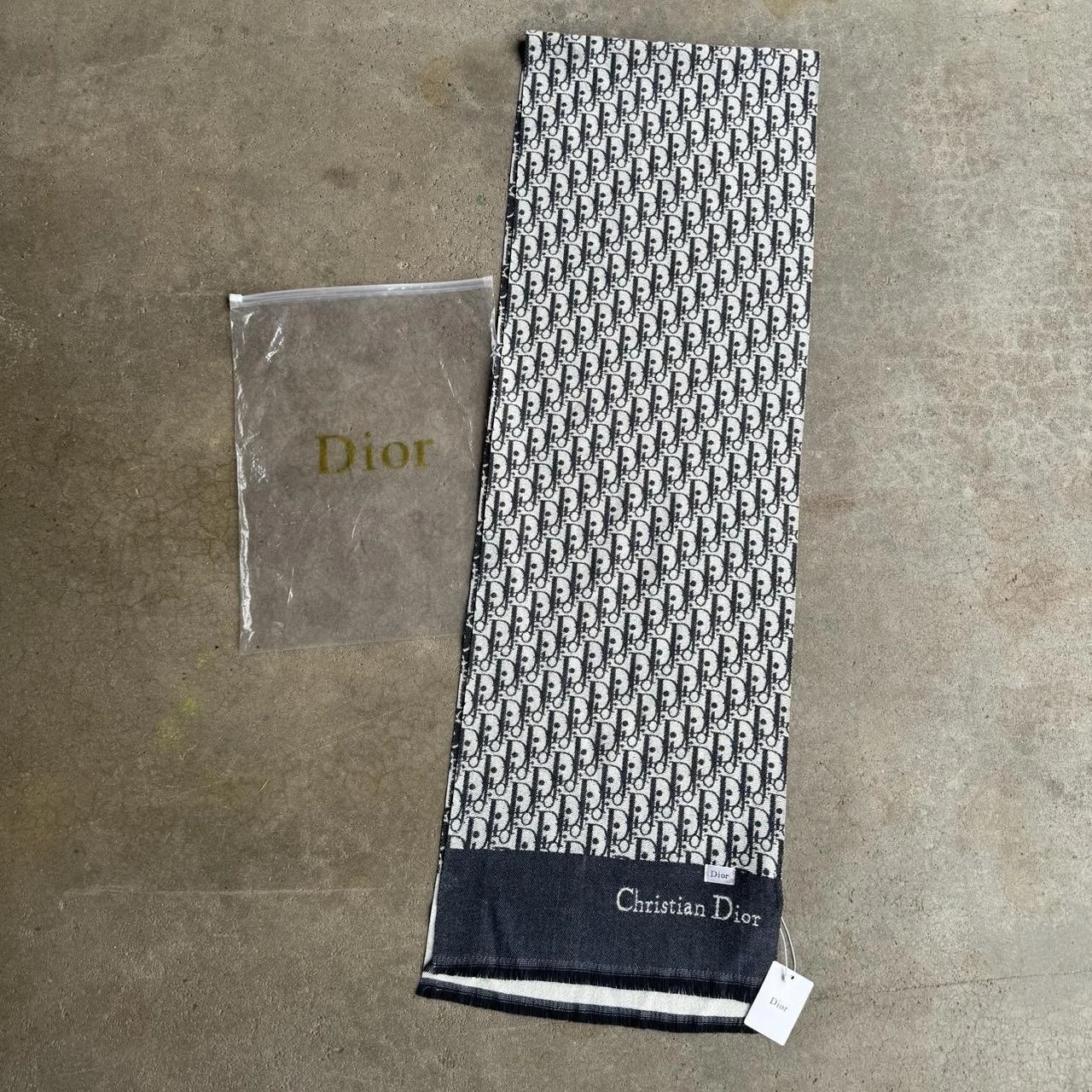 Foulard oblique Christian Dior bleu marine 540 neuf avec étiquette fabriqué en Italie