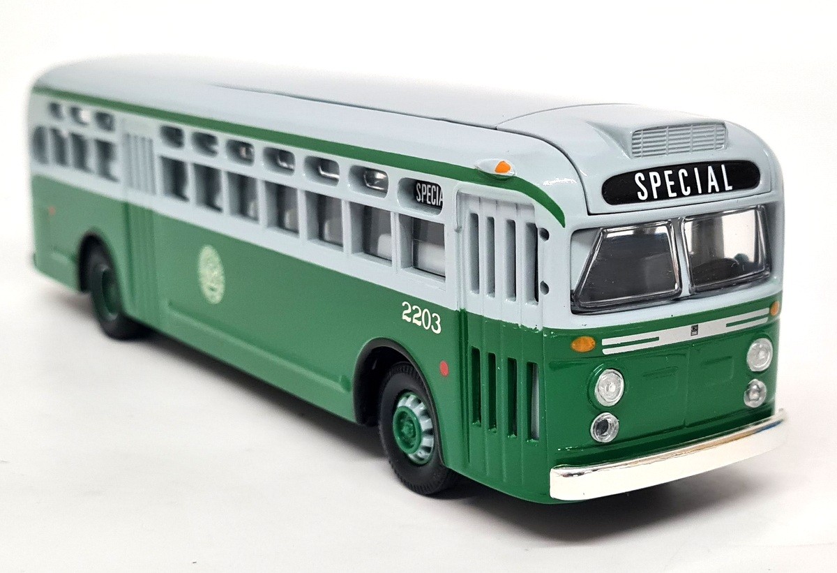 Corgi 1/50 General Motors 4507 Coach New York 54004 Diecast Model Bus