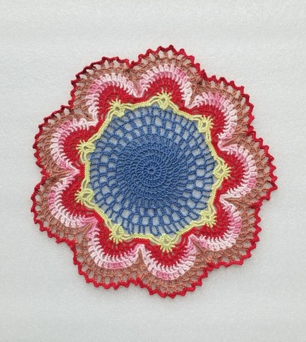 "Doilie de ganchillo multicolor vintage hecho a mano 11 1/2" - Imagen 5 de 5