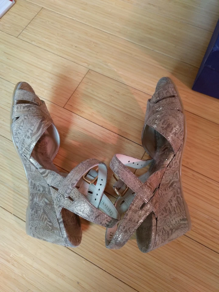 Stuart Weitzman Halley Tan Nairobi Patch Sz8 Sandals Shoes Gold Metallic Leather - Image 4 of 4