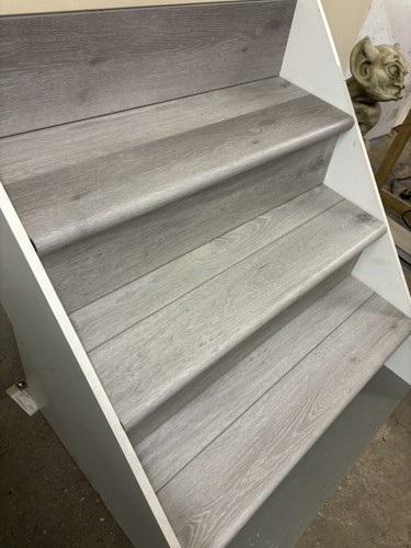 NEU Luxus Treppenverkleidungsset 13 Stufen und Setzstufen LVT geriffelter Kern LUNAR OAK - Bild 2 von 22