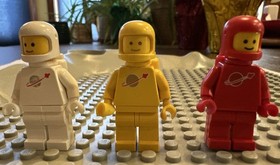 LEGO Classic Space 483 Alpha-1 Rocket Base w/ 3 Minifigures & Instructions