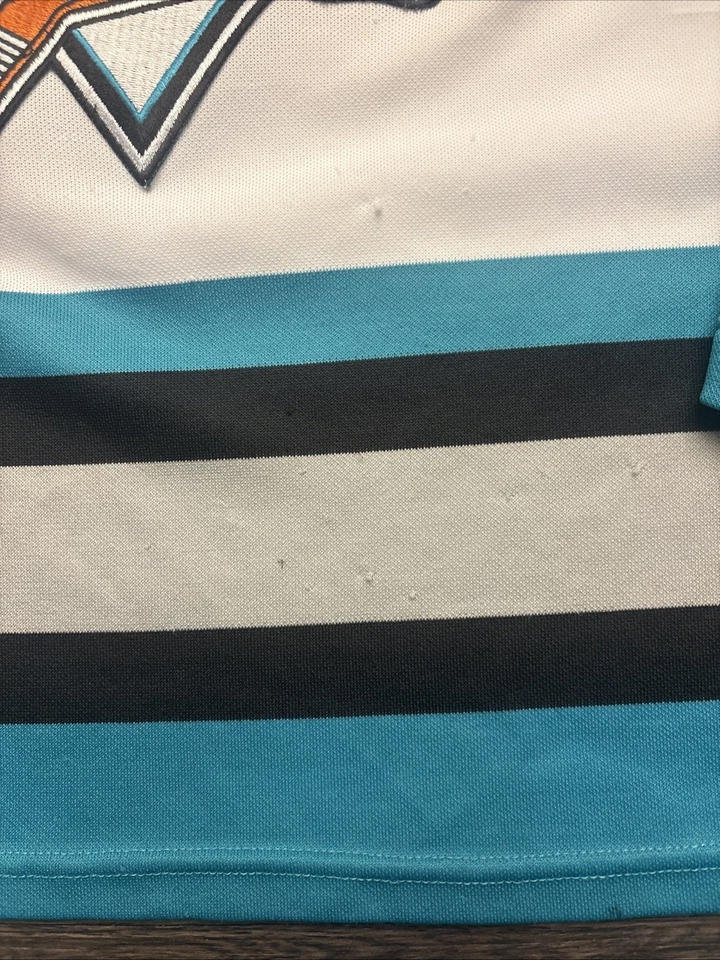 CAMISETA DE HOCKEY VINTAGE AÑOS 90 CCM MASKA SAN JOSE SHARKS NIÑOS L/XL BLANCA Foto 3 de 4