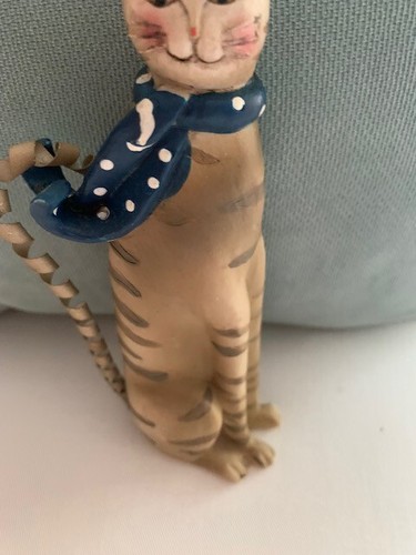 Katze Kätzchen Figur Harz gestreift mit blauem Schal lockig Q Metall Federschwanz 6,5" hoch - Bild 2 von 5