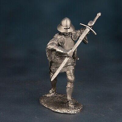 HISTORICAL TIN FIGURES SQUIRE PROVINCIAL KNIGHT WITH AN AX XII CENTURY 1/32 MA36 