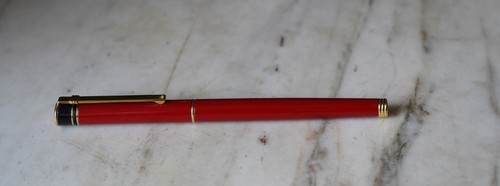 ELEGANT STYLO PLUME DIPLOMAT EN LAQUE ROUGE RUBIS - BANDE NOIRE - PLUME MOYENNE