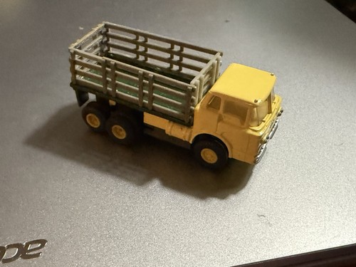 HO SLOT CAR AURORA T-JET - FORD RUNGENWAGEN, gelb mit grauen Pfählen / grünes Bett