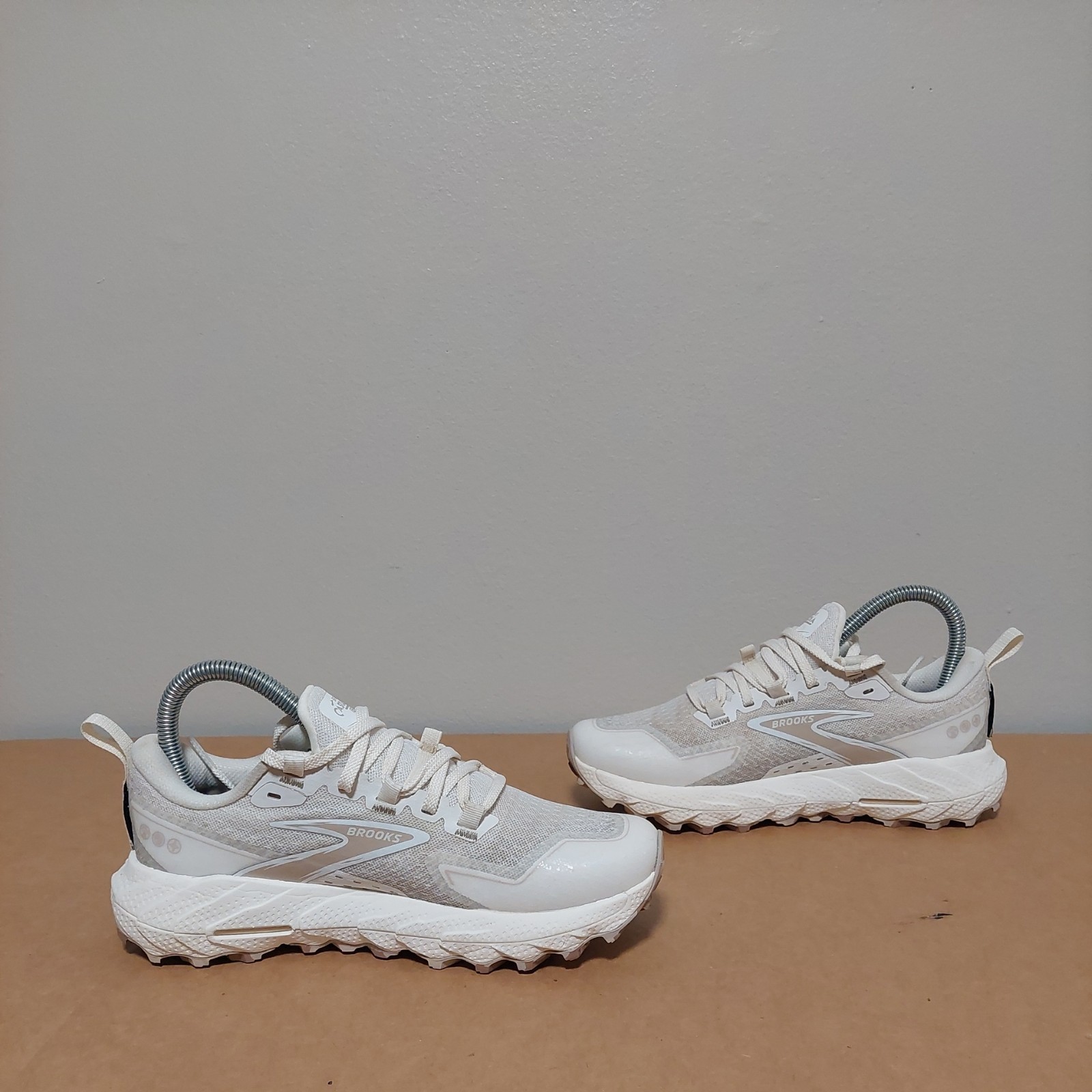 Brooks Women’s Cascadia 18 Mountain Trail Running Shoe Size 6