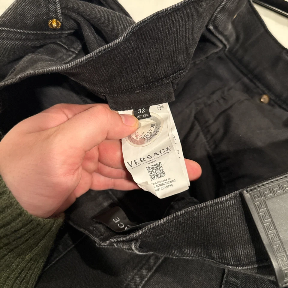 Pantalones de mezclilla negros para hombre Versace Foto 4 de 4