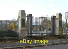 Photo 6x4 Players Gates Nottingham/SK5641 A fine set of art deco gates w c2008