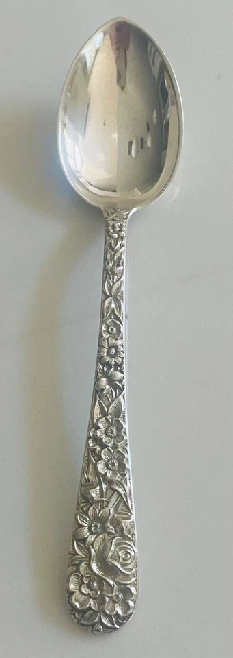 JUEGO DE 6 CUCHARAS DEMITASSE DE PLATA ESTERLINA KIRK & SON REPOUSSE 4 3/8" CON MONOGRAMA Foto 4 de 4