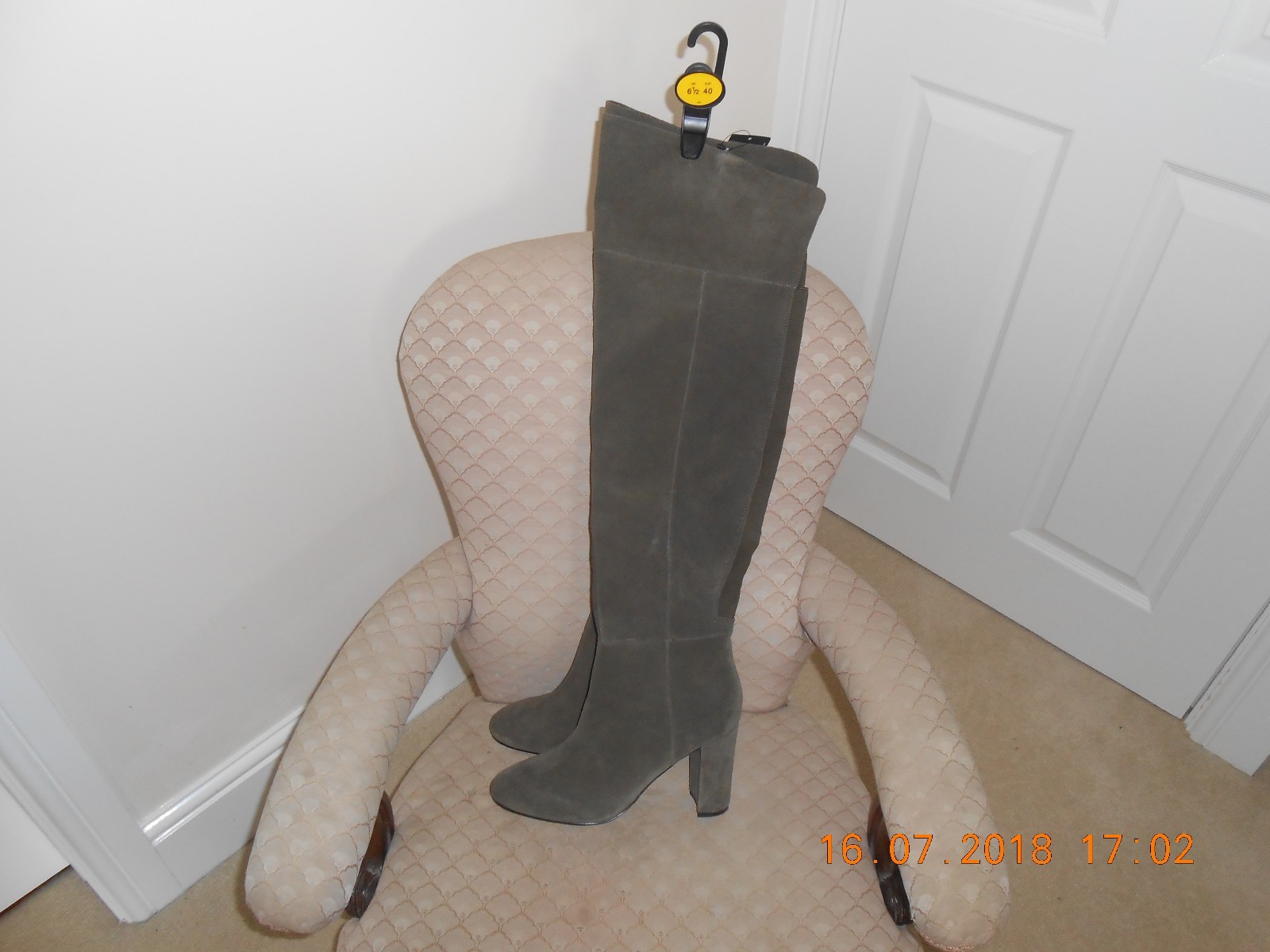 Marks and spencer autograph suede Leder thigh length boots in olive colour, si Marks and spencer autograph suede Leder thigh length boots in olive colour, si