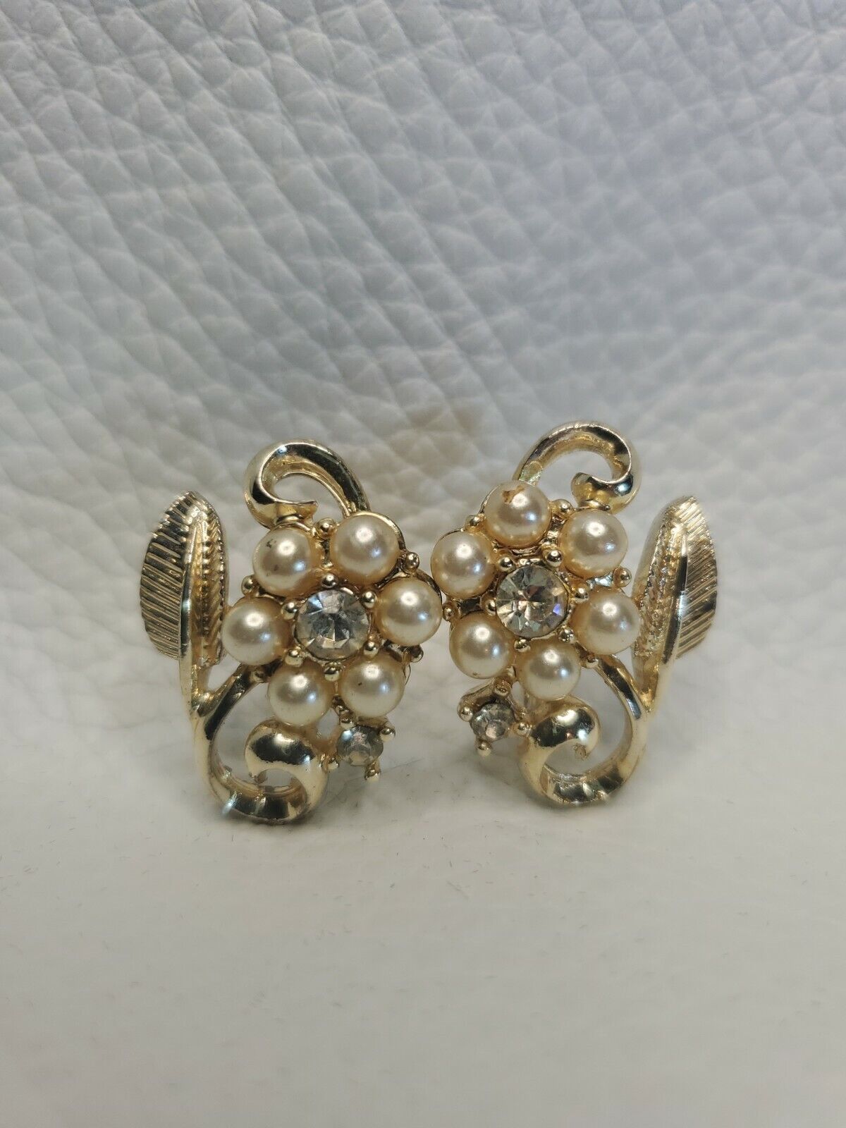 Vintage Coro Pearl Flower Screw Post Earrings.  E8 - image 2