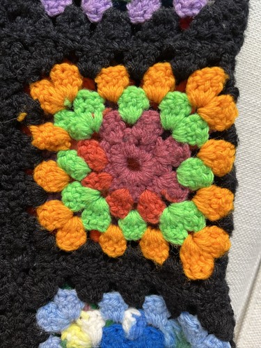 Coperta Roseanne colorata all'uncinetto afgano quadrata nonna vintage fatta a mano 48 x 86 - Foto 9 di 10