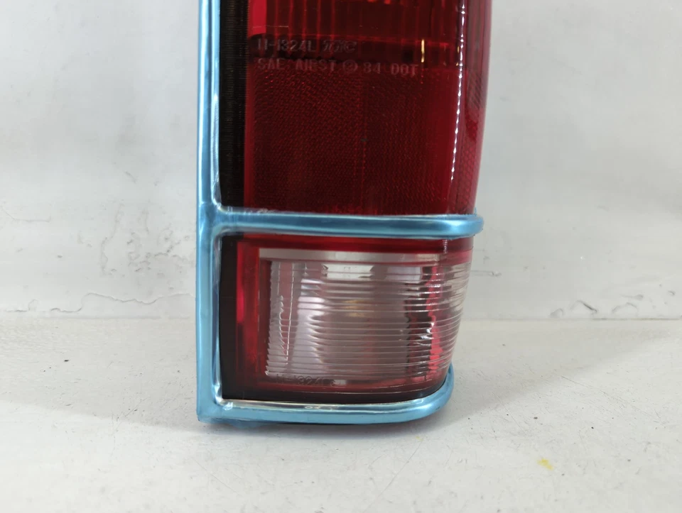 Оригинальный правосторонний задний фонарь для пассажира 1994 Gmc Jimmy RC806 - Изображение 2 из 4