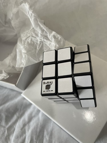 Cubo de Rubik de apertura Maison Martin Margiela Omotesando - Imagen 5 de 5