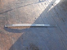 NISSAN VANETTE C22 1994 FRONT PLASTIC TRIM STRIP PANEL & BADGE 61892Y9600